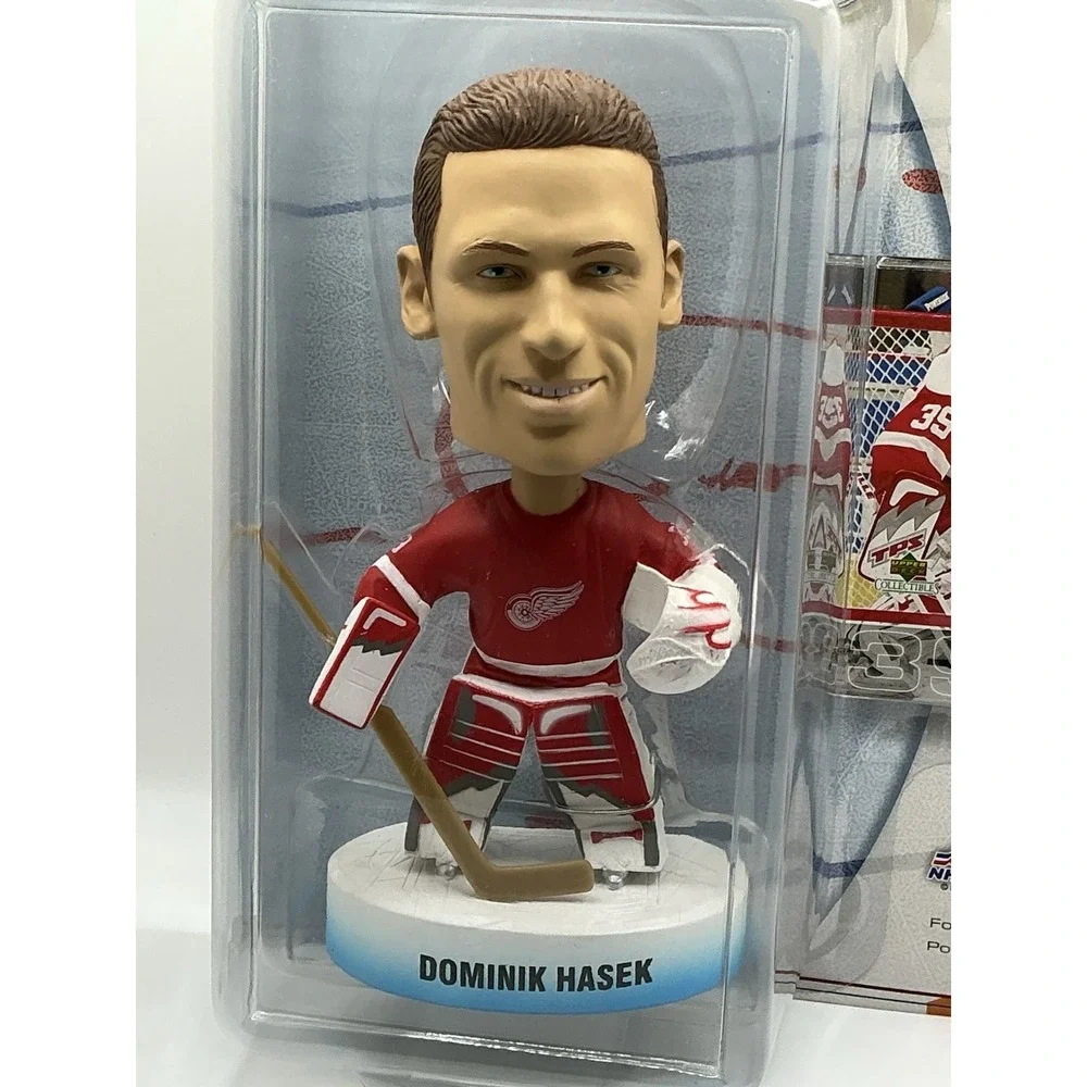 2001/02 UD Play Makers Dominik Hasek Detroit Redwings Red Jersey Bobblehead